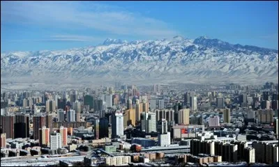 Cette ville chinoise, capitale de la région autonome ouïghoure du Xinjiang, c'est :