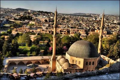 C'est l'ancienne Edesse, dans le sud-est de la Turquie, à la bordure nord-ouest de la Mésopotamie ; il s'agit de :
