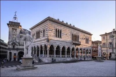 Cette ville d'Italie, de 100 000 habitants, capitale du Frioul, c'est :