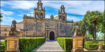 Cette ville espagnole, en Andalousie, peuplée de 34 000 habitants possède de nombreuses constructions de style Renaissance qui lui ont valu l'inscription au patrimoine mondial. Il s'agit de :