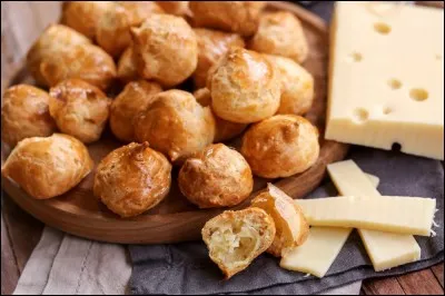Que sont ces petites pâtes à choux fourrées au fromage ?