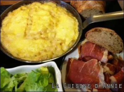 Quel est ce plat des Aravis avec des pommes de terre coupées en dés et reblochon, le tout passé à la poêle ?
