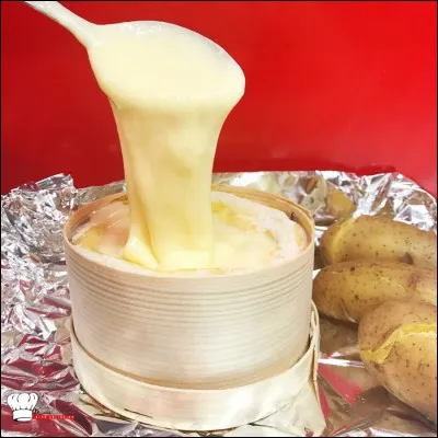 Roi de la cuisine franc-comtoise, quel est ce plat où le fromage est passé au four dans sa boîte ?