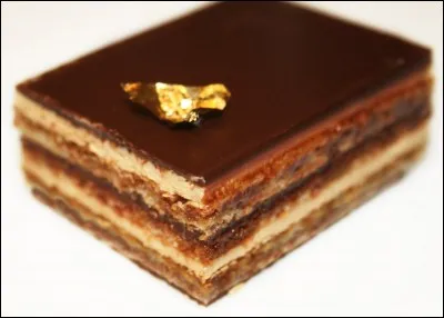 À quoi est aromatisée la crème au beurre dans le fameux gâteau qui se nomme l'Opéra ?