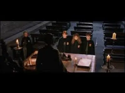 Où a-t-il été décidé que Ron Weasley, Harry Potter, Hermione Granger et Drago Malefoy feraient leur punition lors de leur convocation dans le bureau de Minerva McGonagall ?