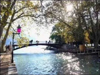 Dans quelle ville peut-on voir le pont des Amours ?