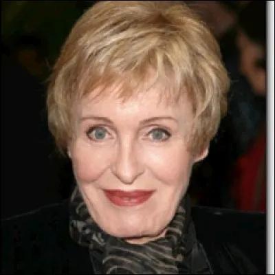 Cette chanteuse, danseuse et actrice a interprété la chanson du film "Un homme et une femme" en 1966. Elle est ensuite connue avec "Une femme avec toi" ou "Téléphone-moi". Il s'agit de :