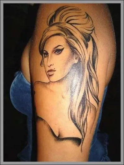 Qui est cette personne tatouée ?