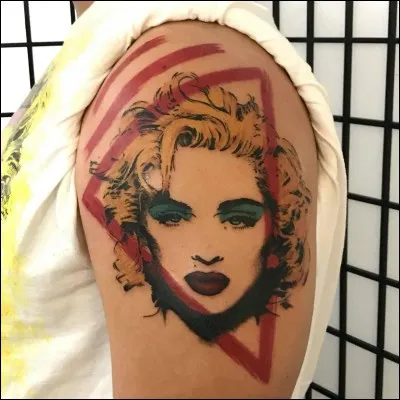 Qui est cette personne tatouée ?
