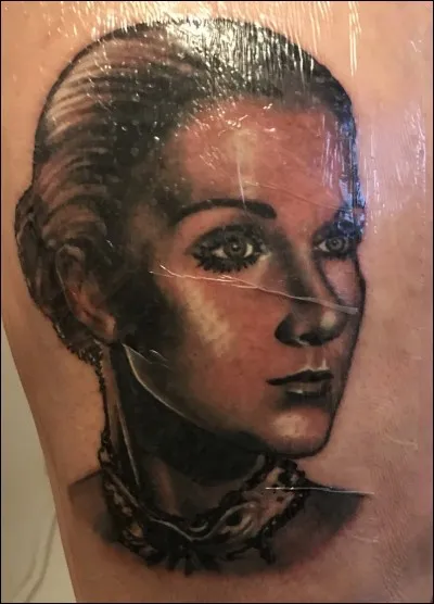 Qui est cette personne tatouée ?