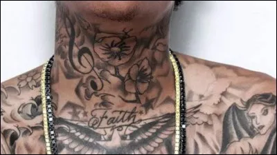 À qui est ce cou tatoué ?