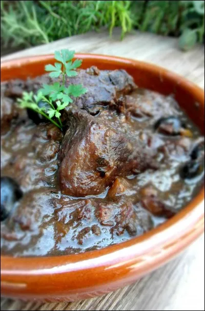 Quelle viande est généralement mise à l'honneur dans une gardiane ?