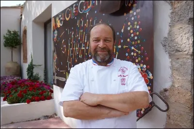 Qui est le chef du restaurant triplement étoilé "l'Auberge du vieux puits" ?