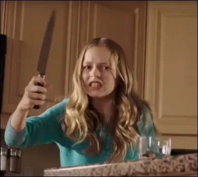 Pourquoi a-t-elle un couteau ici ?
