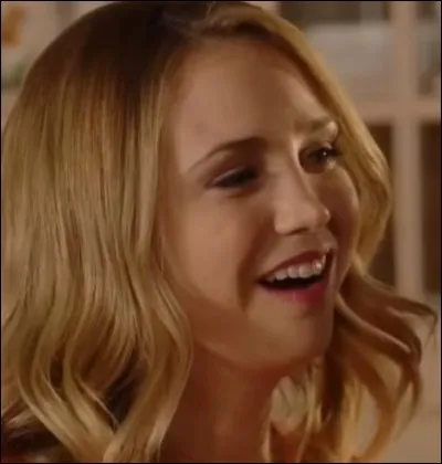 Qui est cette femme par rapport &agrave; la jeune fille ci-dessus ?