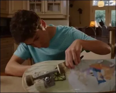 Comment se nomme le demi-fr&egrave;re du personnage principal ?