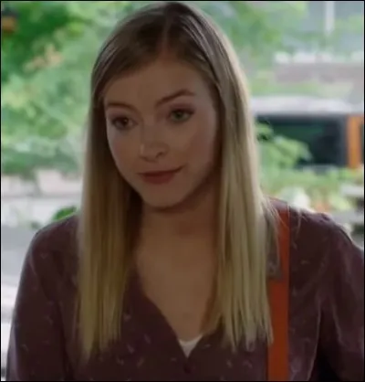 Comment s'appelle la professeure particuli&egrave;re de la jeune fille ?