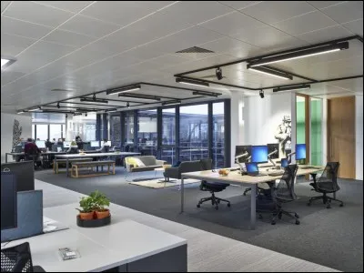 C'est une journée plutôt lente au bureau, comment t'occupes-tu ?