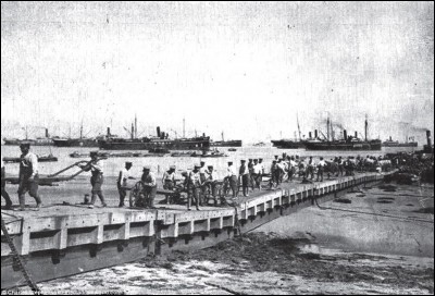 En octobre 1914, Tsingtao est le cadre d'un siège et d'une bataille qui s'achève le 7 novembre. Qui cette bataille oppose-t-elle ?
