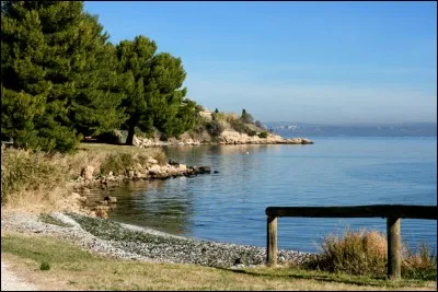 Comment se nomme le grand lac saumâtre à proximité de Marseille ?