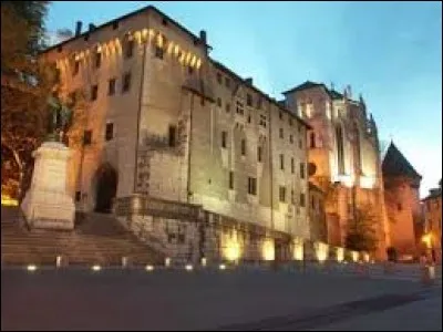 Dans quelle ville peut-on voir le château des ducs de Savoie ?