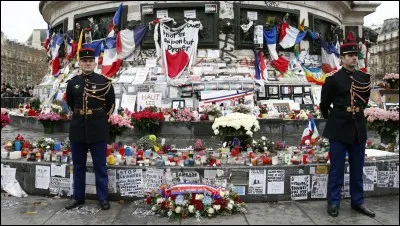Quel match se déroulait, lors des premières attaques au Stade de France ?