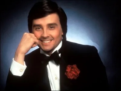 La chanson de qui avait-il parodié, mettant en péril l'émission de Michel Drucker, en chantant en direct "L'emmerdant c'est la rose..." visant particulièrement le président François Mitterrand ?