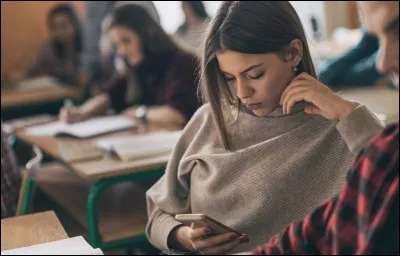 Que fais-tu si tu rotes pendant que tu lis un texte devant la classe ?