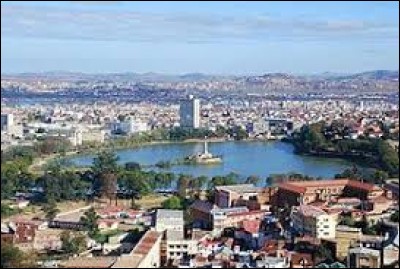 Sa capitale est Antananarivo.