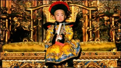 Quel travail a effectué le dernier empereur chinois Puyi, de son nom de règne Xuantong, après sa destitution ?