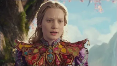 Quelle est la couleur des cheveux d'Alice ?