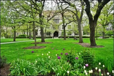 Sur ses terres de 214 hectares se trouvent plusieurs sites désignés comme monuments historiques nationaux, dont certains sont listés dans le registre national des lieux historiques.
Cette université privée est l'une des universités les plus brillantes et influentes au monde.
