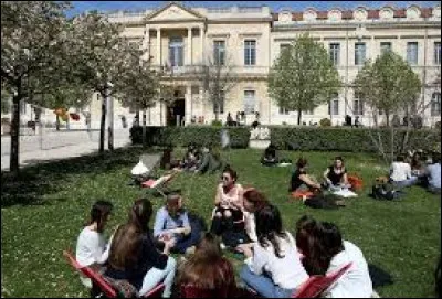 Elle constitue l'une des plus anciennes universités de France (1303) et s'est démarquée, ces dernières années, par son engagement sur la voie de la spécialisation. Elle se développe donc autour de 2 axes : Agro&Sciences et Culture, Patrimoine et Sociétés numériques.
