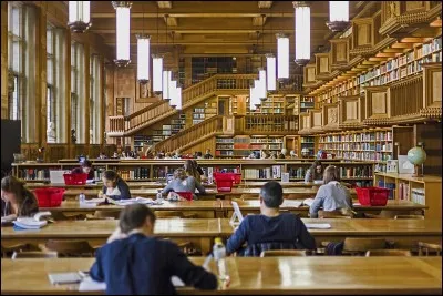 Elle a la particularité d'être présente dans six villes belges. J'ai voulu partager l'ambiance à la bibliothèque universitaire : n'est-ce pas qu'il ferait bon y être ?
L'université offre 43 programmes de bacheliers et 187 de maîtrises. J'ai trouvé particulier que la faculté de théologie y décerne des diplômes canoniques.