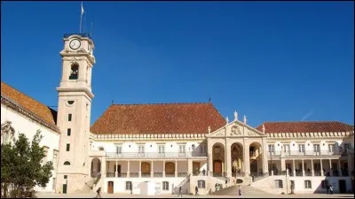 Elle regroupe 20 000 étudiants et accueille une des plus importantes communautés internationales d'étudiants du pays. Fondée en 1290, construite selon une fine architecture baroque, c'est la plus ancienne du pays. Sur son campus, cette université dispose de l'unique bibliothèque Joanina qui renferme quelques dizaines de milliers de livres anciens.
Nichée dans les hauteurs, la vue y est magnifique.