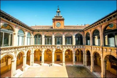 Des preuves démontreraient que cette université aurait été fondée en 1088 et n'ayant point cessé d'être en activité depuis, feraient d'elle la plus ancienne université du monde toujours en activité. 
Aujourd'hui, elle vit au rythme de 86 000 étudiants. À noter qu'un département d'histoire latine a vu le jour en 2015, parfait endroit pour les francophones en immersion pour la « lingua » italienne.