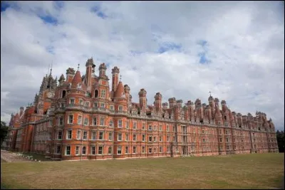 Elle est considérée comme la plus grande d'Europe avec un campus de 125 000 étudiants. Le Royal Holloway, que l'on voit ici, est l'une des 18 institutions indépendantes de l'école. La capitale anglaise est LA ville la plus demandée par les étudiants français pour y faire une année académique afin d'y parfaire leur langue de Shakespeare.
