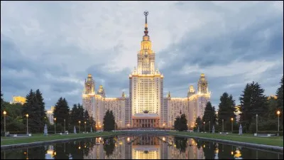 Cet édifice, haut de 240 m est reconnaissable de loin : il comprend 36 étages, plus de 33 km de couloirs et plus de 5 000 pièces. Cette institution universitaire a été fondée en 1755. Chaque année, elle accueille environ 4 000 étudiants internationaux et étudiants de troisième cycle du monde entier.