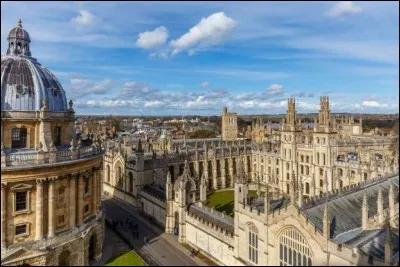 On peut le constater, c'est une ville renommée pour la beauté de son architecture, mais aussi pour sa belle université, la plus ancienne du monde anglo-saxon. Ici, il n'y a pas de campus central, mais 39 ''colleges'' répartis dans toute la ville.
Avec sa rivale Cambridge, elles forment la quasi-totalité de l'élite intellectuelle et politique du pays depuis des siècles, dont 36 premiers ministres.