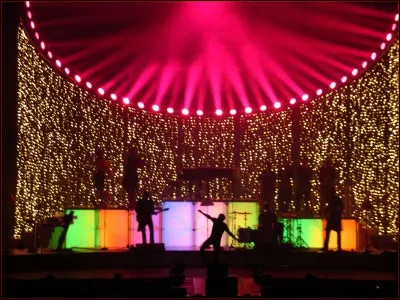 Une personne t'a poussé sur scène devant une cinquantaine de personnes alors que tu n'as rien demandé. Que vas-tu faire pour essayer de les impressionner ?