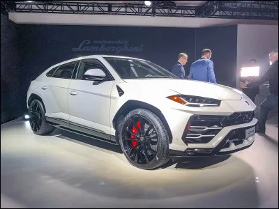 Comment s'appelle le nouveau SUV Lamborghini ? (voir image)