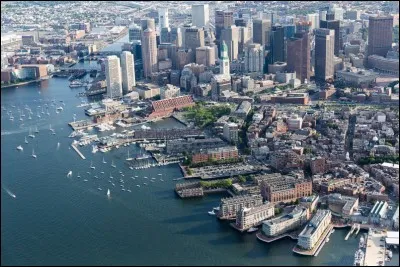 Capitale et plus grande ville du Massachusetts, c'est l'une des plus anciennes villes des &Eacute;tats-Unis. C'est :
