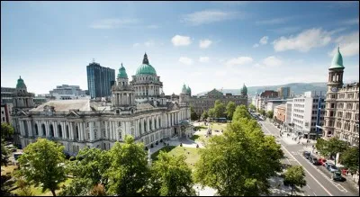 Cette ville du Royaume-Uni, capitale de la province d'Ulster, peupl&eacute;e de 330 000 habitants, c'est :