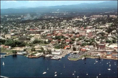 Cette ville des Etats-Unis, seule ville importante de l'Etat du Vermont, c'est :
