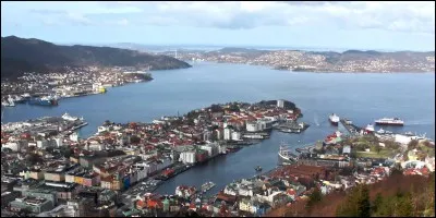 Cette ville du sud-ouest de la Norv&egrave;ge, la deuxi&egrave;me du pays avec 270 000 habitants, situ&eacute;e &agrave; l'extr&eacute;mit&eacute; d'une p&eacute;ninsule form&eacute;e par de nombreux fjords s'avan&ccedil;ant dans les terres, c'est :