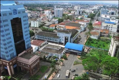 Cette ville de 2,5 millions d'habitants, en Indon&eacute;sie, dans l'Ouest de l'&icirc;le de Java, c'est :