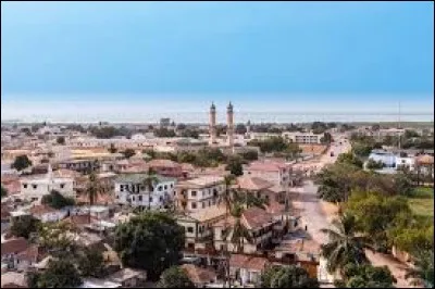 Cette ville d'Afrique, capitale de la Gambie, situ&eacute;e sur une presqu'&icirc;le en bordure de l'Atlantique, c'est :