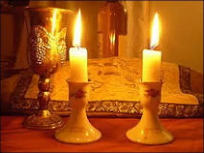 Le shabbat est le jour de repos assigné au septième jour de la semaine juive, le samedi, qui commence dès la tombée de la nuit du vendredi soir.