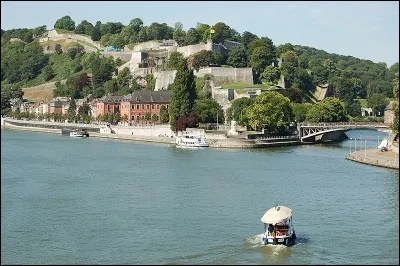 Quelle ville belge est située au confluent de la Meuse et de la Sambre ?