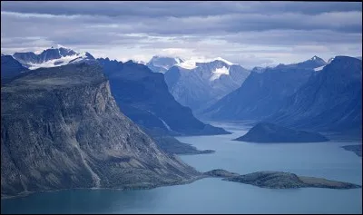 Quel passage situé entre le Groenland et la terre de Baffin, sépare les mers de Baffin et du Labrador ?